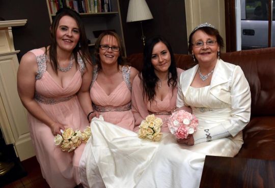 3 sœurs offrent à leur maman la robe de mariée de ses rêves