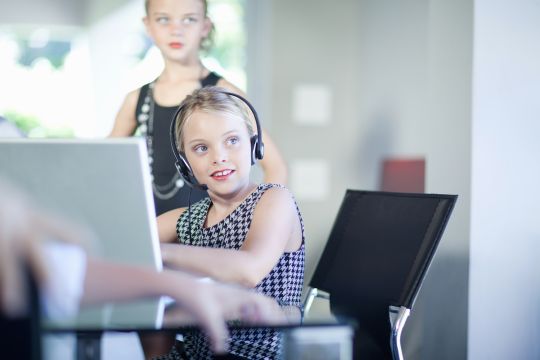 Vidéo: en Belgique, les petites filles se rendent au travail… dès 9 ans!