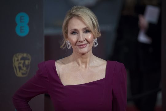 En 14 tweets, J. K. Rowling répond aux attaques misogynes contre Theresa May