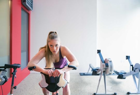 Jeune femme fitness sport velo 0