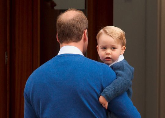 Le prince William portant son fils George