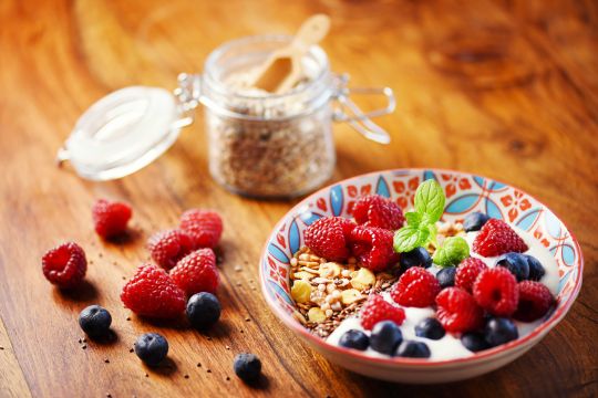Bol fruits cereales petit dejeuner fibres