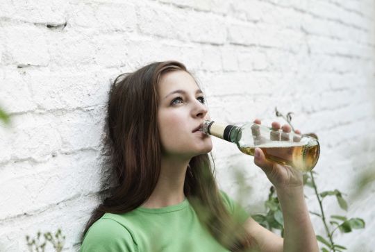 Jeune femme boit biere bouteille
