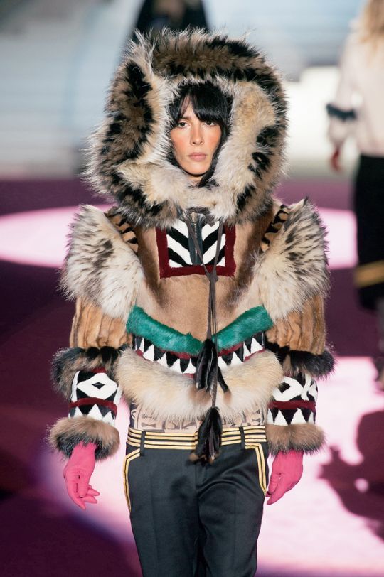 La top Jamie Bochert sur un défilé Dsquared2 en 2015, dans une tenue fortement inspirée des vêtements inuits.