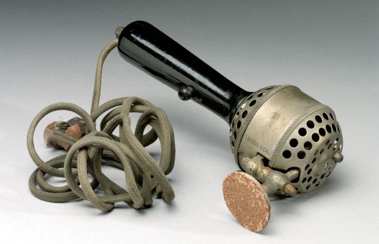Un vibromasseur électrique de 1909.