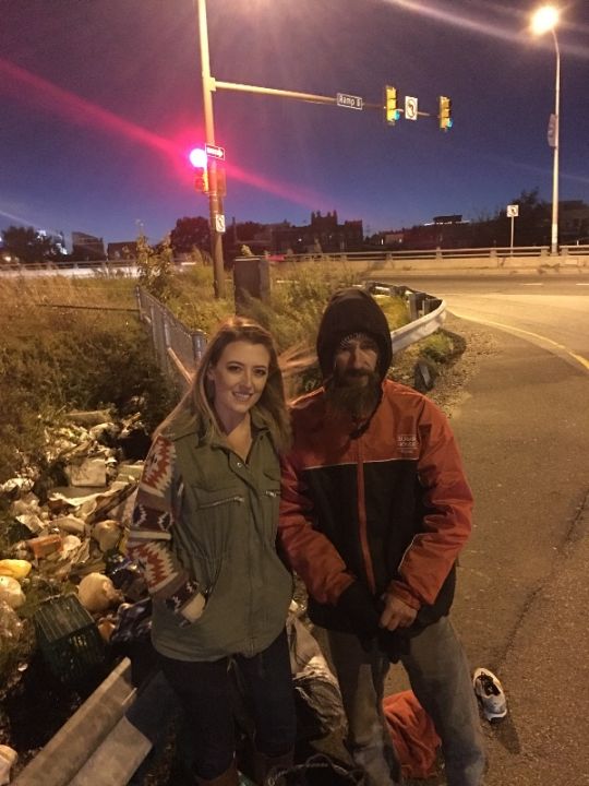 Un sans-abri lui donne 20 dollars: elle en récolte 375 000 pour le remercier