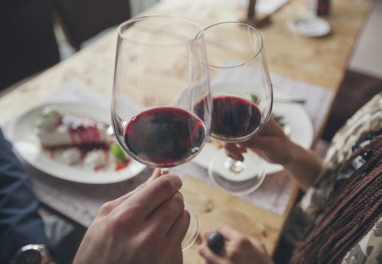 C’est prouvé scientifiquement: boire du vin rouge rend les dents plus belles