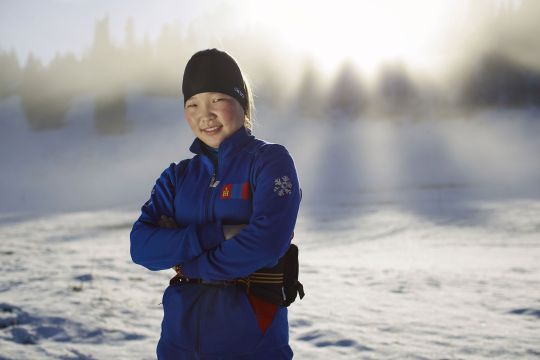Ariunjargal, jeune skieuse de Mongolie, dans la vallée de Joux