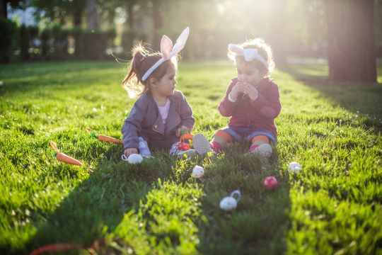 Enfants paques oreilles lapin oeufs petites filles pelouse