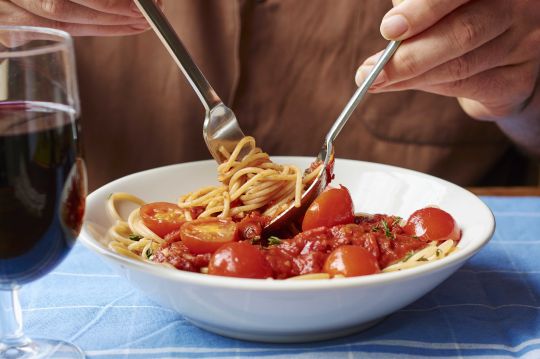 Assiette plat pates spaghetti vin table diner italien