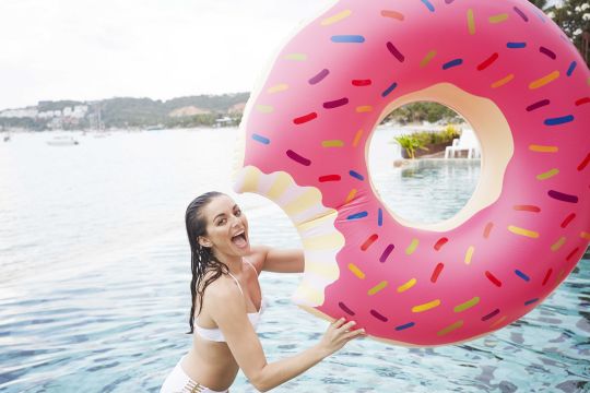 Femme bouee ete donut bikini plage