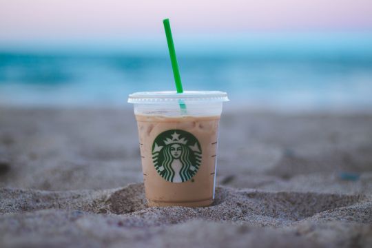 Starbucks plage paille ecologie plastique boisson oceans