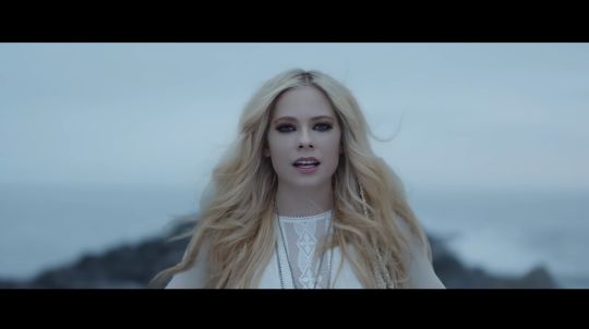 Avril lavigne clip head above water 2018 lyme maladie