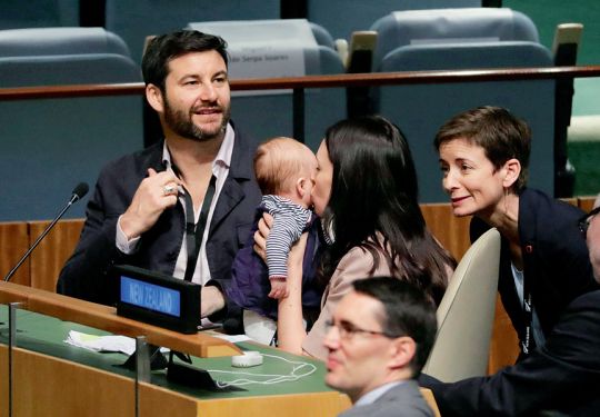 Jacinda Ardern embrasse son bébé à l'ONU