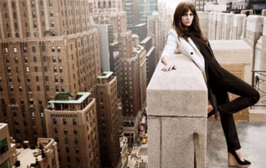 Ashley Greene apparaît dans la nouvelle campagne de DKNY.