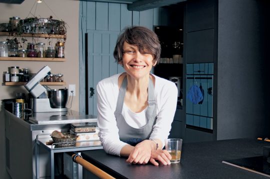 Dans la cuisine de sa ferme de Cerniat, Judith Baumann transmet sa passion aux gourmands curieux de nature.