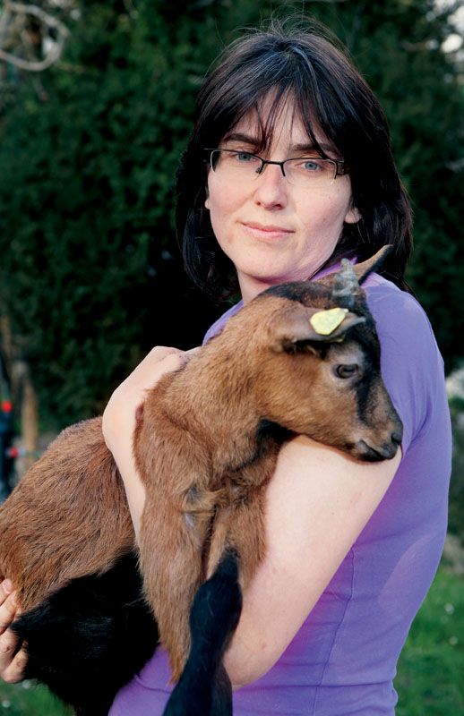Georgette Gribi et l'une de ses chèvres.