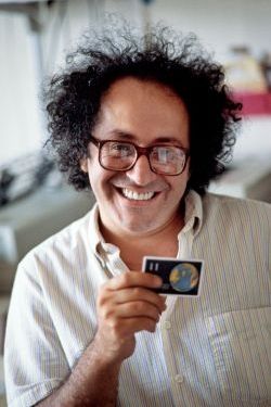 Photo prise le 8 août 1984 de l'inventeur français de la carte à puce, Roland Moreno, dans son bureau, à Paris.