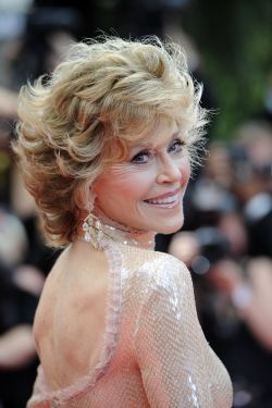 Jane Fonda sur le tapis rouge, avant la cérémonie de clôture de la 64e édition du Festival de Cannes (22 mai 2011)..