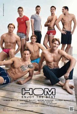 Huit nageurs français prennent la pose pour la marque HOM.