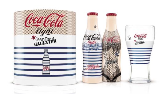 Jean Paul Gaultier signe la nouvelle collection de bouteilles Coca-Cola Light.