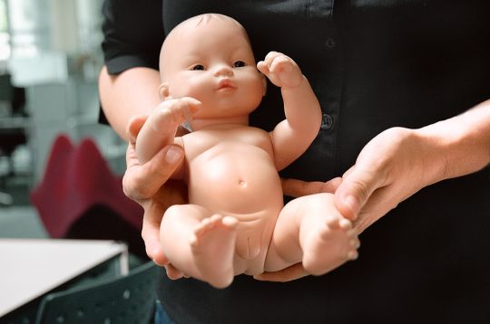 En Suisse romande, les formateurs en éducation sexuelle utilisent des poupées sexuées pour expliquer aux jeunes enfants les différences garçon-fille.