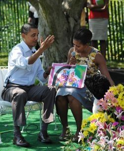 Le président des Etats-Unis Barack Obama et la première dame Michelle Obama pendant la chasse aux oeufs de Pâques de la Maison Blanche, en avril 2011.
