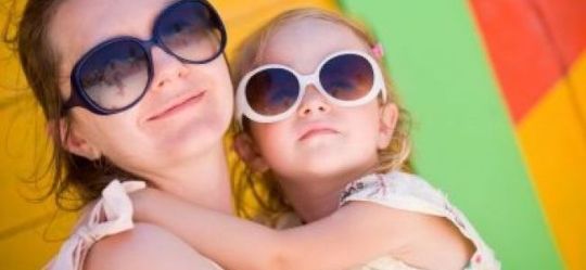 Les ophtalmologues américains rappellent l'importance de protéger ses yeux du soleil à tout âge.
