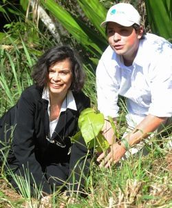 Bianca Jagger (à gauche) plante un arbre à proximité de L'Institut Terra pour la préservation de l'environnement (IPTA) avec Mauricio Ruiz.