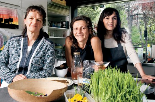 De g. à dr., Yveline Borel, Angélique Licchelli et Ermelinda Ennas, 3 expertes du manger cru.