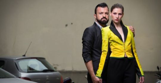 Julien Fournié (à gauche) pose aux côtés d'un mannequin portant l'une des ses créations Haute-couture Automne/Hiver 2012