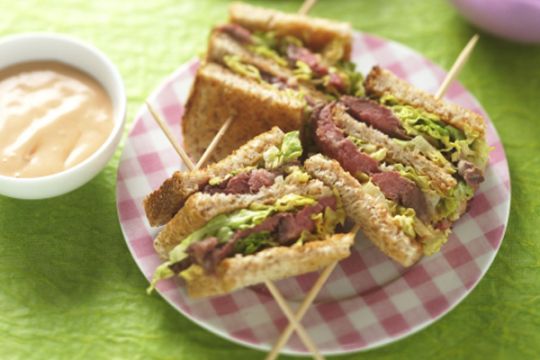<a href='http://www.femina.ch/ma-cuisine/les-recettes-de-chefs/club-sandwichs-au-boeuf' target='_blank'> Club sandwichs au bœuf</a>