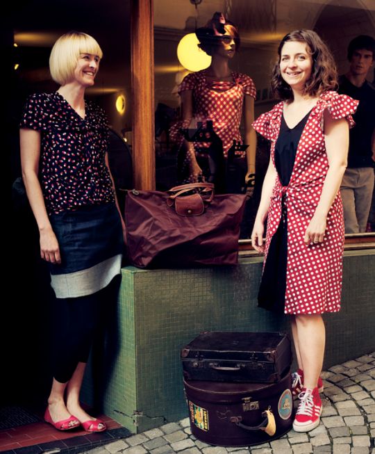 Patricia (à gauche) et Maryll devant la vitrine de leur boutique lausannoise.