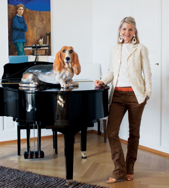 Sur son piano à queue, le troisième chien de la maison: un basset en fonte que lui a offert son mari.