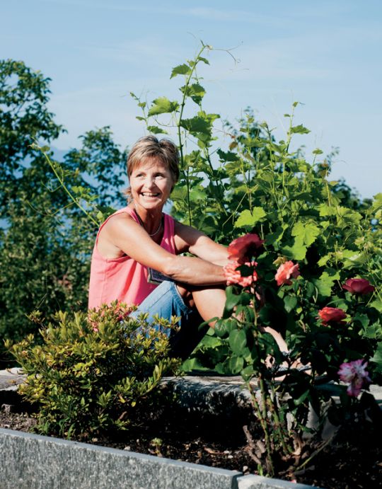 Erika Hess dans son jardin à Saint-Légier, un lieu symbolique pour elle qui aime être en contact avec la terre.