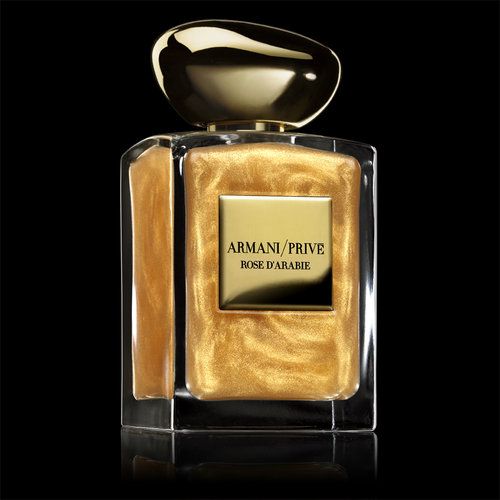La fragrance «Rose d'Arabie» édition «L'Or du Désert» des parfums haute couture Armani / Privé, vendue en exclusivité pour le 160e anniversaire du Bon Marché Rive Gauche.