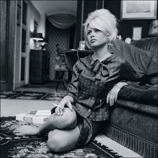 Brigitte Bardot, chez elle, en 1962. Une star qui se sentait alors prisonnière de son statut.