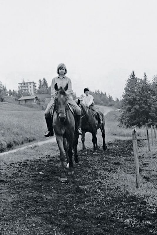 Villars-sur-Ollon. Sur cette photo je monte Cosaque, un cheval que j’ai beaucoup aimé, et je donne une leçon d’équitation à ma petite sœur.