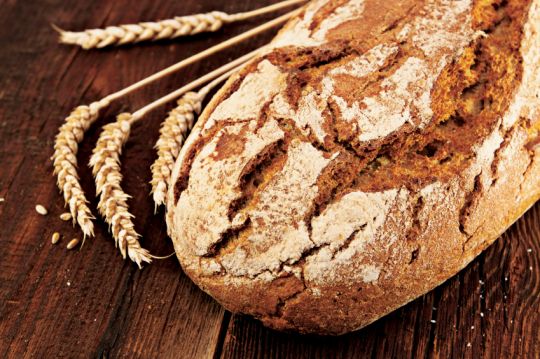 De vastes études ont montré qu’il n’existe aucun lien entre la consommation de pain et l’indice de masse corporelle. L’obésité est liée à la consommation excessive de sucres rapides, de graisses et de sel.