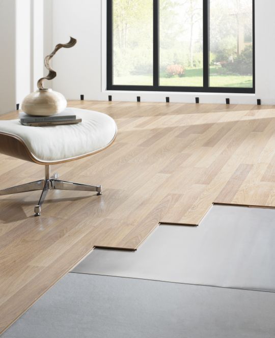 Comme revêtement de sol, le bois a un effet équilibrant et crée une ambiance détendue.