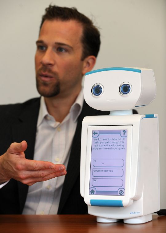 Cory Kidd, PDG de Intuitive Automata, et son robot minceur Autom..