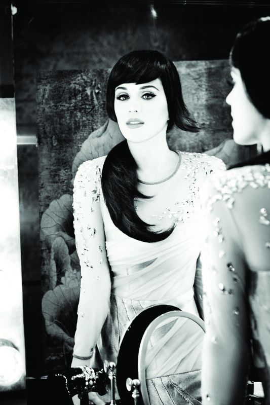 Katy Perry délaisse ses coiffures excentriques pour une queue de cheval sophistiquée, pour la campagne ghd.