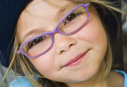 Chez l'enfant, mal de tête ne rime pas forcément avec besoin de lunettes.