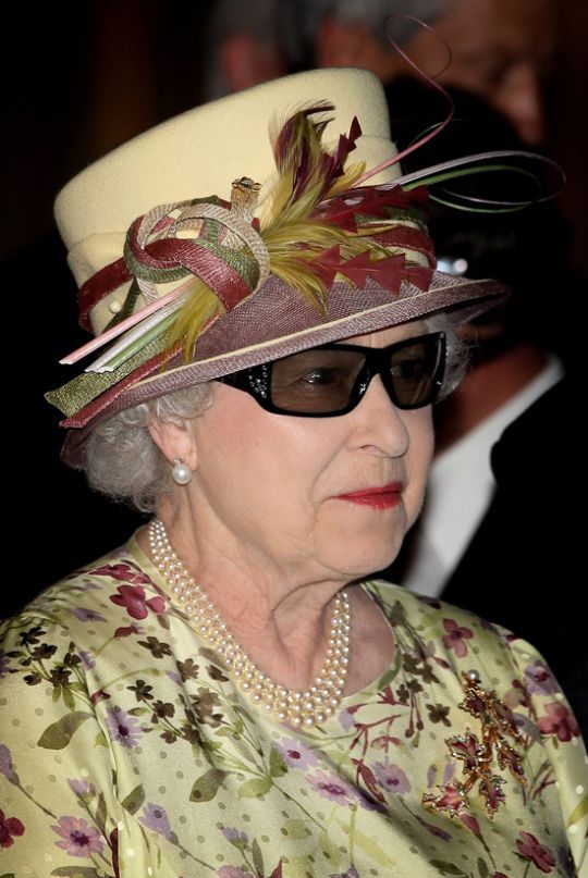 La reine d'Angleterre s'intéresse elle aussi aux lunettes 3D.