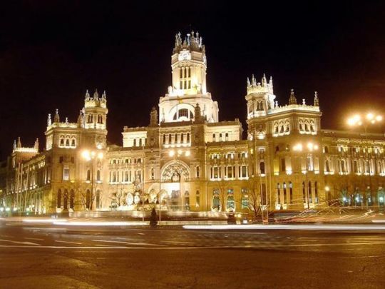 La Place de Cibeles à Madrid de nuit.