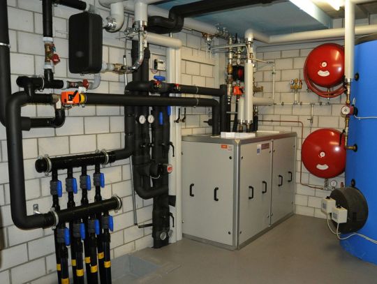 Efficience énergétique grâce à une technique de pointe: les installations doivent néanmoins être surveillées et utilisées correctement pour fournir des performances maximales. Sur l'illustration: système de pompe à chaleur eau glycolée/eau compacte.