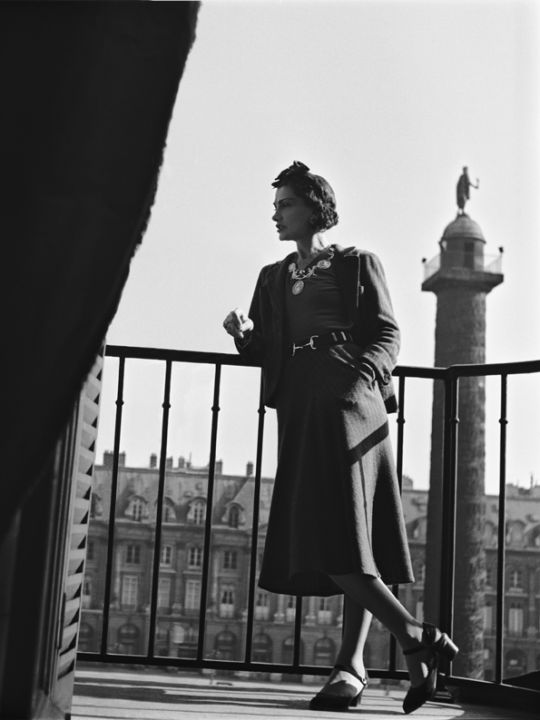 Gabrielle Chanel alias Coco Chanel au balcon de sa suite de l'hôtel Ritz à Paris, 1937.