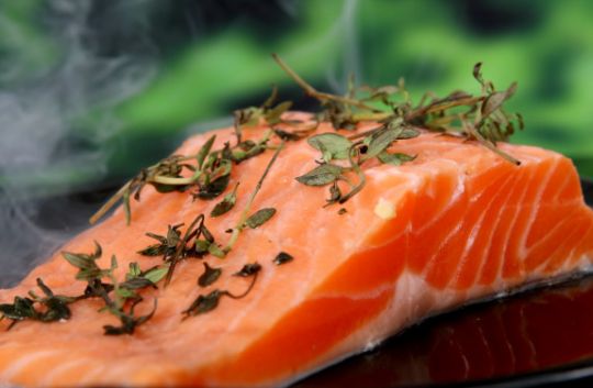 Mangez des poissons des mers froides (saumon, thon, hareng, maquereau, sardine…) riche en oméga 3.