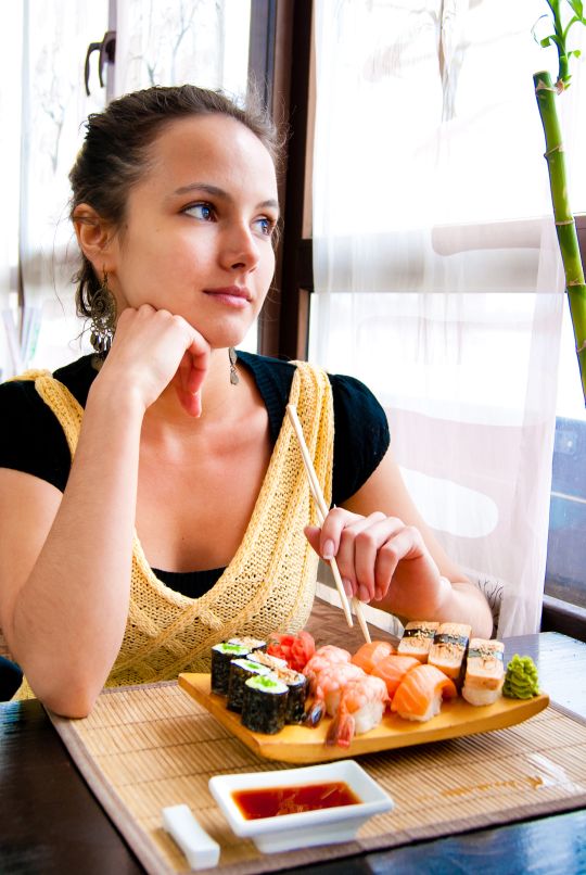 La haute technologie s'invite désormais dans la conception des sushis. Leur dégustation reste encore toutefois un plaisir simple.