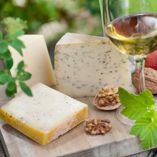 Le vin blanc est généralement un accord parfait avec le fromage.